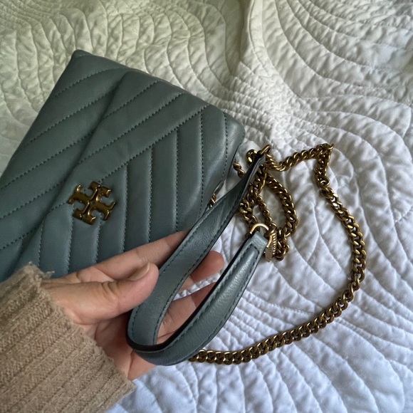 Tory Burch
Small Kira Chevron Convertible Leather Shoulder Bag - Picture 2 of 16